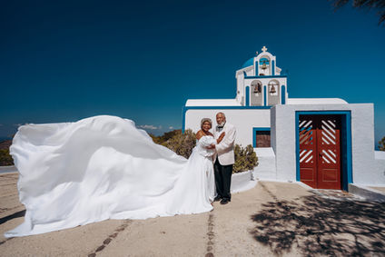 couple photoshoot in Santorini