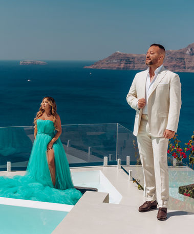 Sunset couple photoshoot in Santorini with dramatic ocean views in Oia