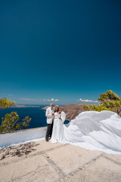 couple photoshoot in Santorini