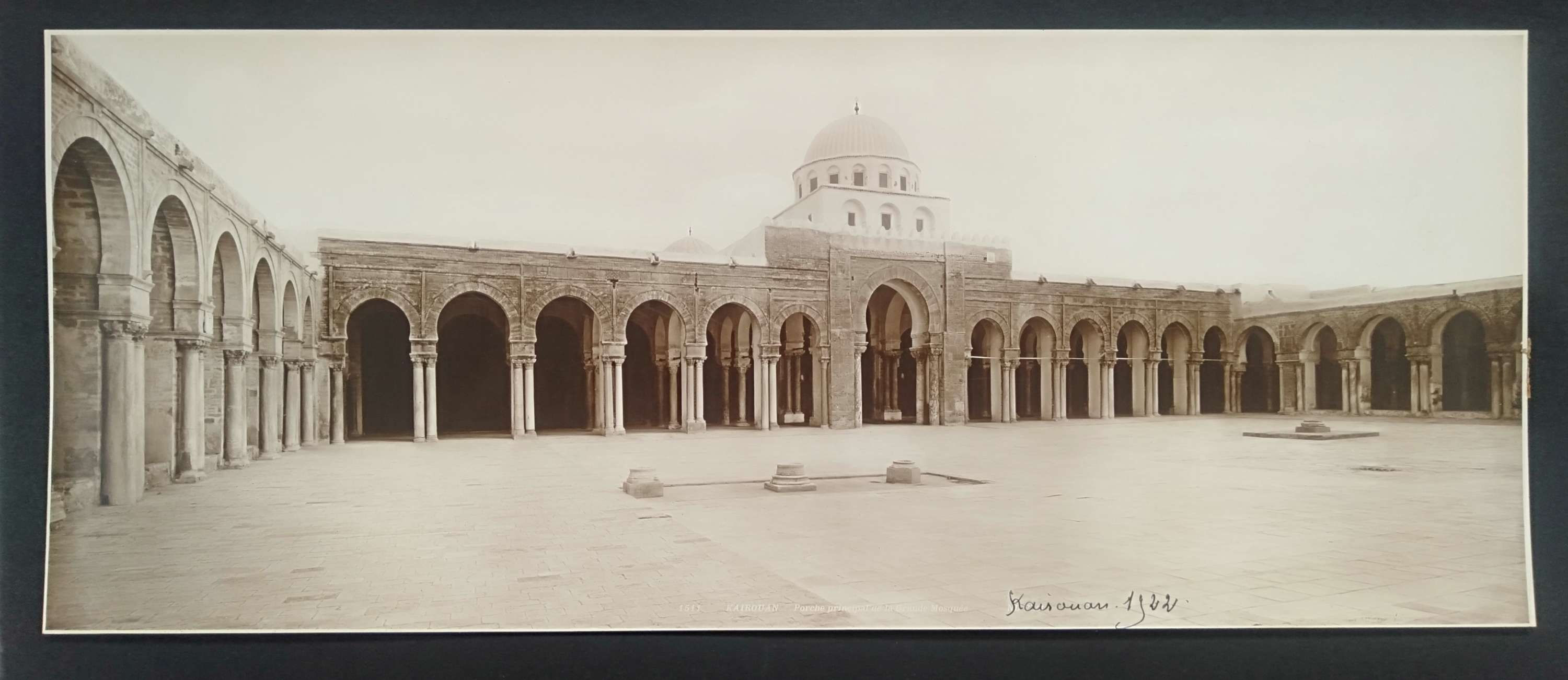 Kairouan, porche principal de la grande mosquée, Lehnert Landrock 1922, photo