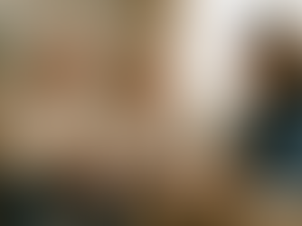 Familia conversando en un ambiente cálido y profesional, simbolizando asesoramiento sobre herencias en España en 2025.