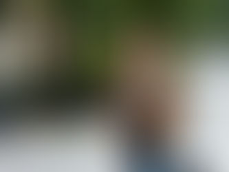 Autónoma caminando con confianza tras informarse sobre el nuevo sistema de IVA franquiciado en la Unión Europea