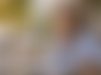 Autónoma revisando su situación fiscal con gesto tranquilo tras detectar un error en la declaración de IVA