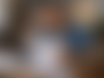 Persona revisando una notificación de Hacienda en su domicilio antes de responder a un requerimiento fiscal