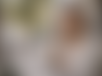 Autónoma caminando con gesto tranquilo tras recibir asesoramiento fiscal sobre una posible deuda con Hacienda