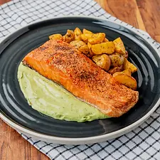 Salmón con papas criollas en air fryer