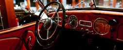 Rotes Oldtimer-Cockpit: Lenkrad, Armaturenbrett in der PS.SPEICHER Schatzkammer