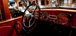 Rotes Oldtimer-Cockpit: Lenkrad, Armaturenbrett in der PS.SPEICHER Schatzkammer