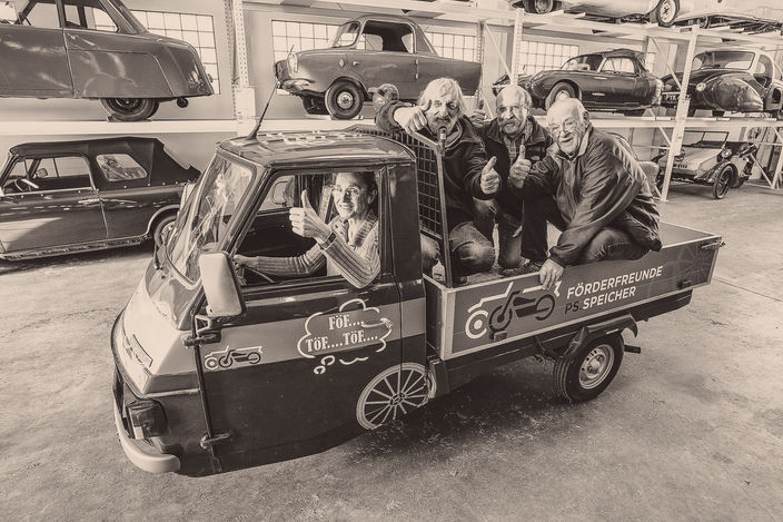 Fröhliche Gruppe im PS.SPEICHER Oldtimer-Truck