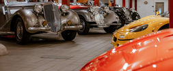 Klassische und sehr exklusive Autos in einer Garage in der PS.SPEICHER Schatzkammer