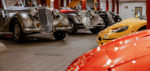 Klassische und sehr exklusive Autos in einer Garage in der PS.SPEICHER Schatzkammer