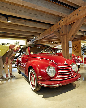 Besucher in der Erlebnisausstellung im PS.SPEICHER in Einbeck