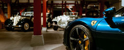 Blauer Ferrari und klassische Autos in der PS.SPEICHER Schatzkammer