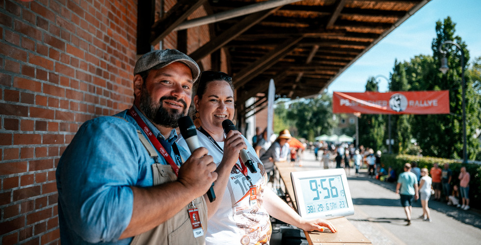 Zwei Moderatoren beim Einbecker Oldtimertage 2025 Event