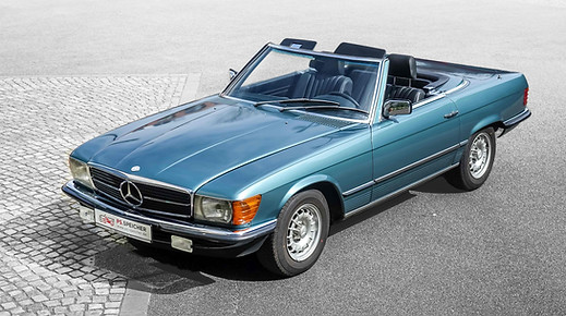 Blauer Mercedes-Benz SL der Baureihe R107 als Cabriolet