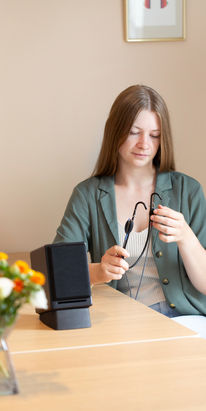 Audioloog voert een REM-meting uit voor verificatie van hoortoestellen (real ear measurement)