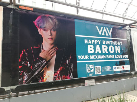 Valla colocada por el festejo del cumpleaños de Baron de VAV