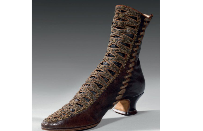 Paire de bottillons « barrette » pour femme, vers 1880. photo tirée de https://www.thierrydemaigret.com/catalogue