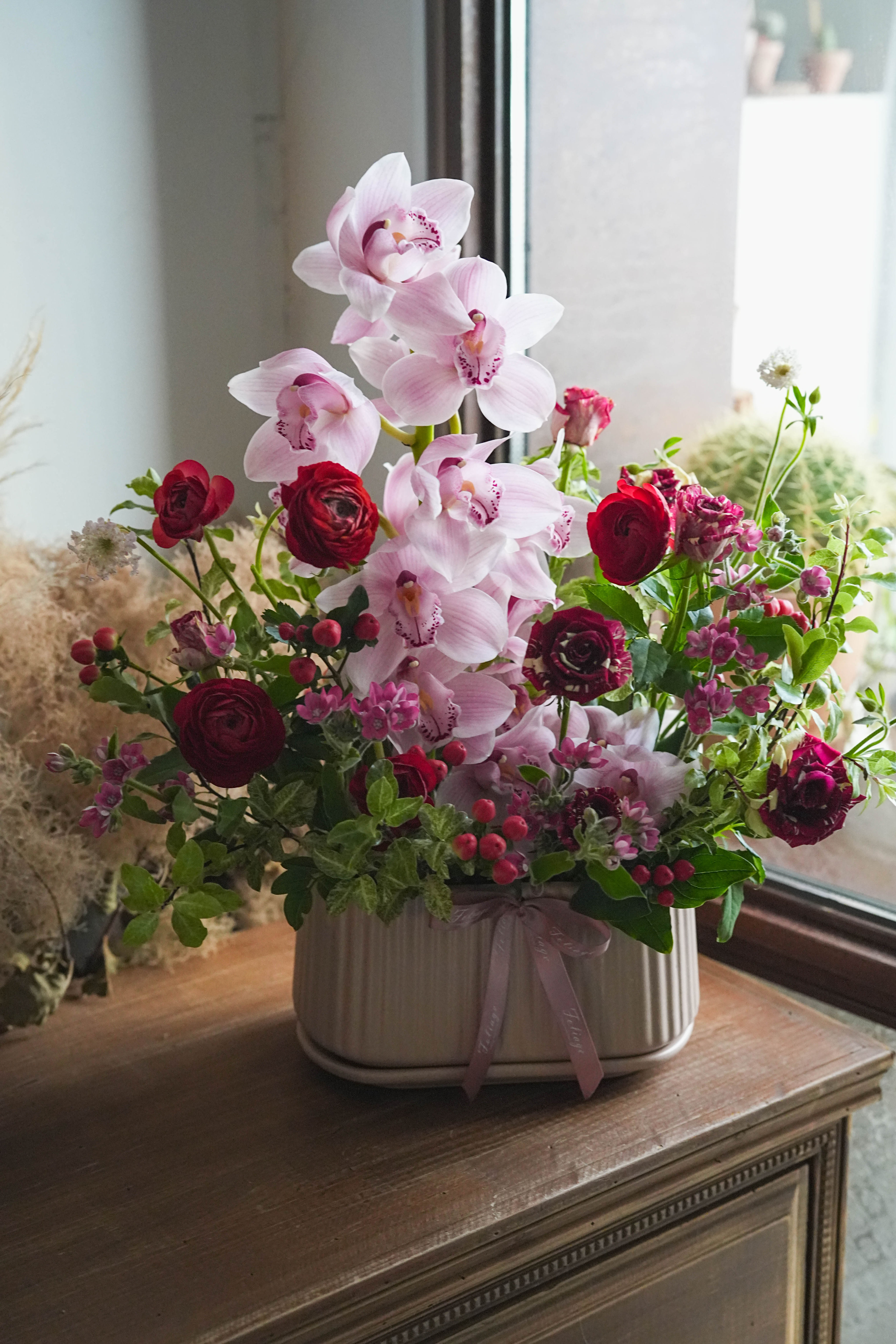 鮮花花籃座檯擺設 - 蕙蘭 Light Pink