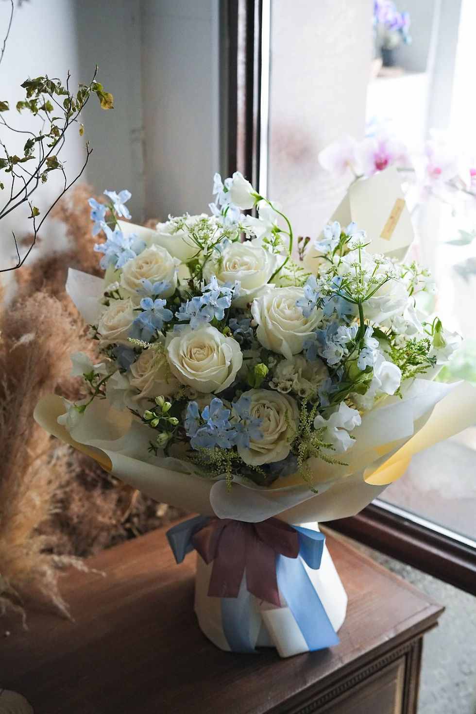 縮圖：White Rose w/ Delphinium ｜Flower Bouquet 