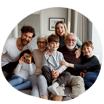Eine Familie sitzt auf dem Sofa bestehend aus Mutter, Vater, 3 Kindern und den Großeltern.
