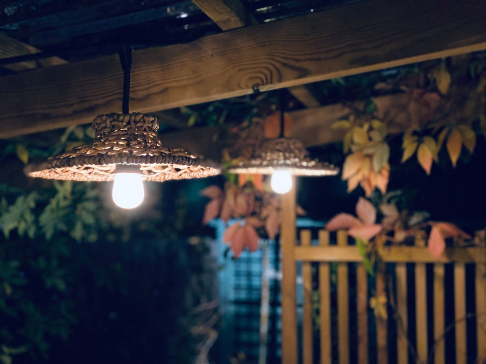 Rottinglampor pergola höstbelysning trädgård vinranka röda blad kvällsbelysning