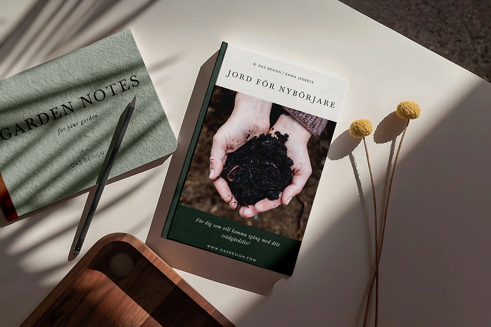 Mockup av e-boken Jord för nybörjare på skrivbord bredvid en trädgårdsjournal