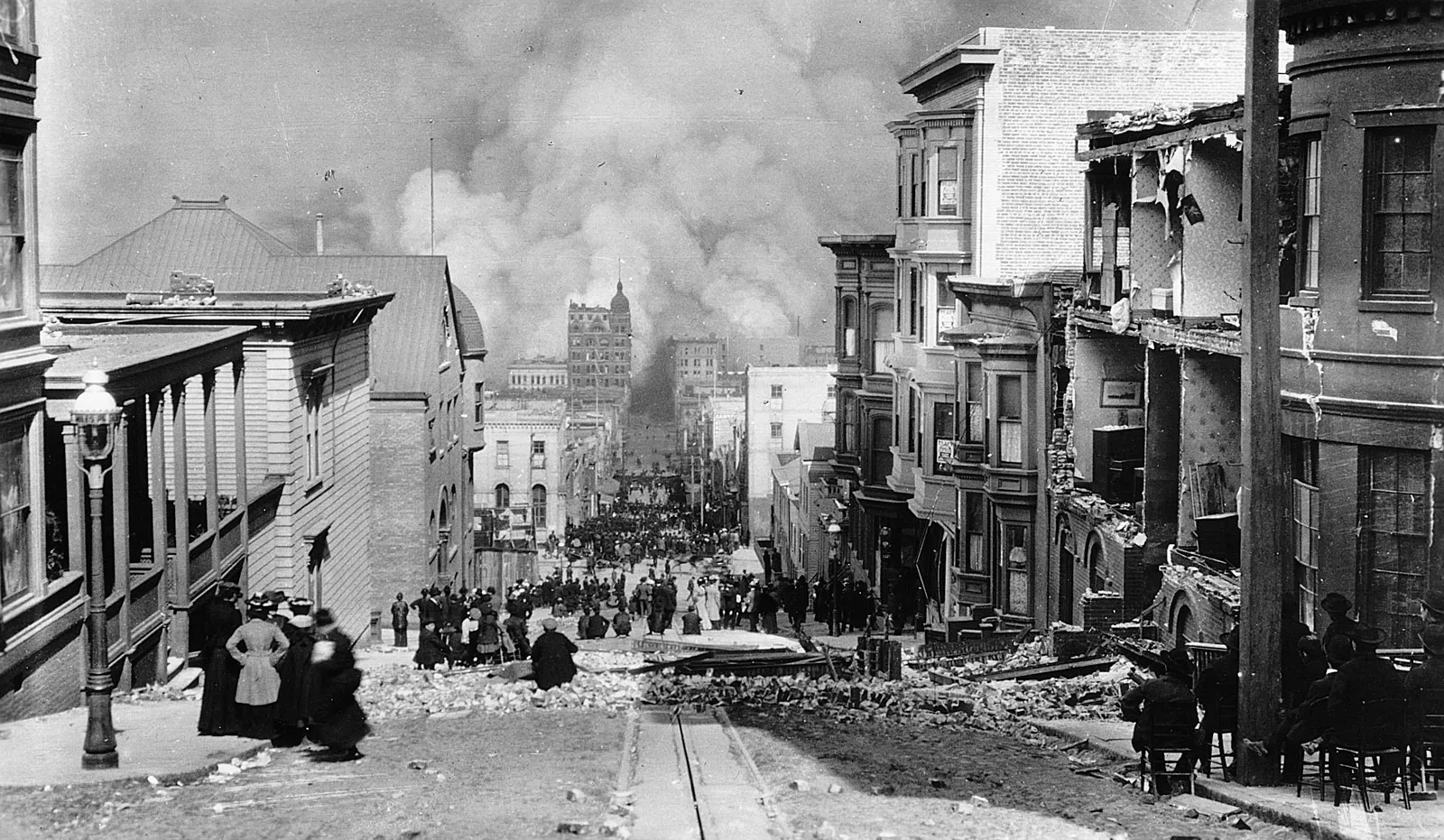 Crowds-fires-earthquake-San-Francisco-photo-Arnold-1906.webp