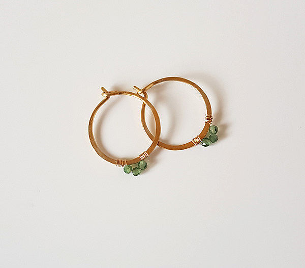 Thumbnail: Gouden gehamerde oorringen met groene nephrite
