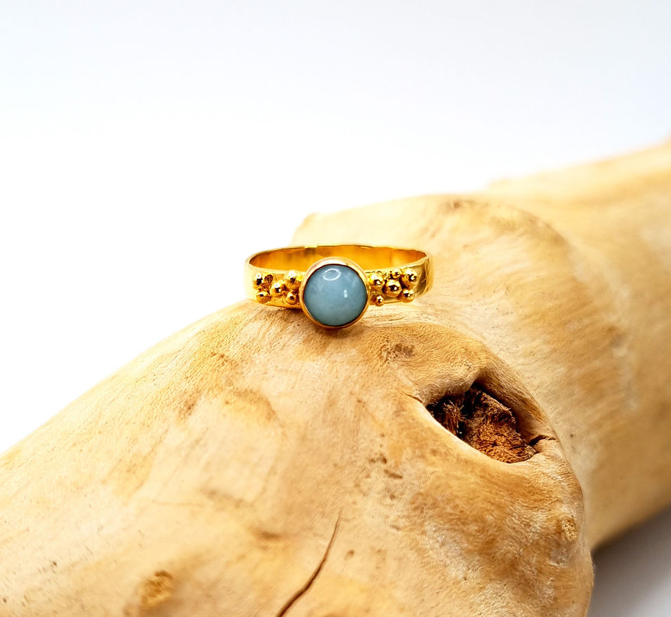 Thumbnail: Ring Ocean goud gehamerd met blauwe chalcedoon