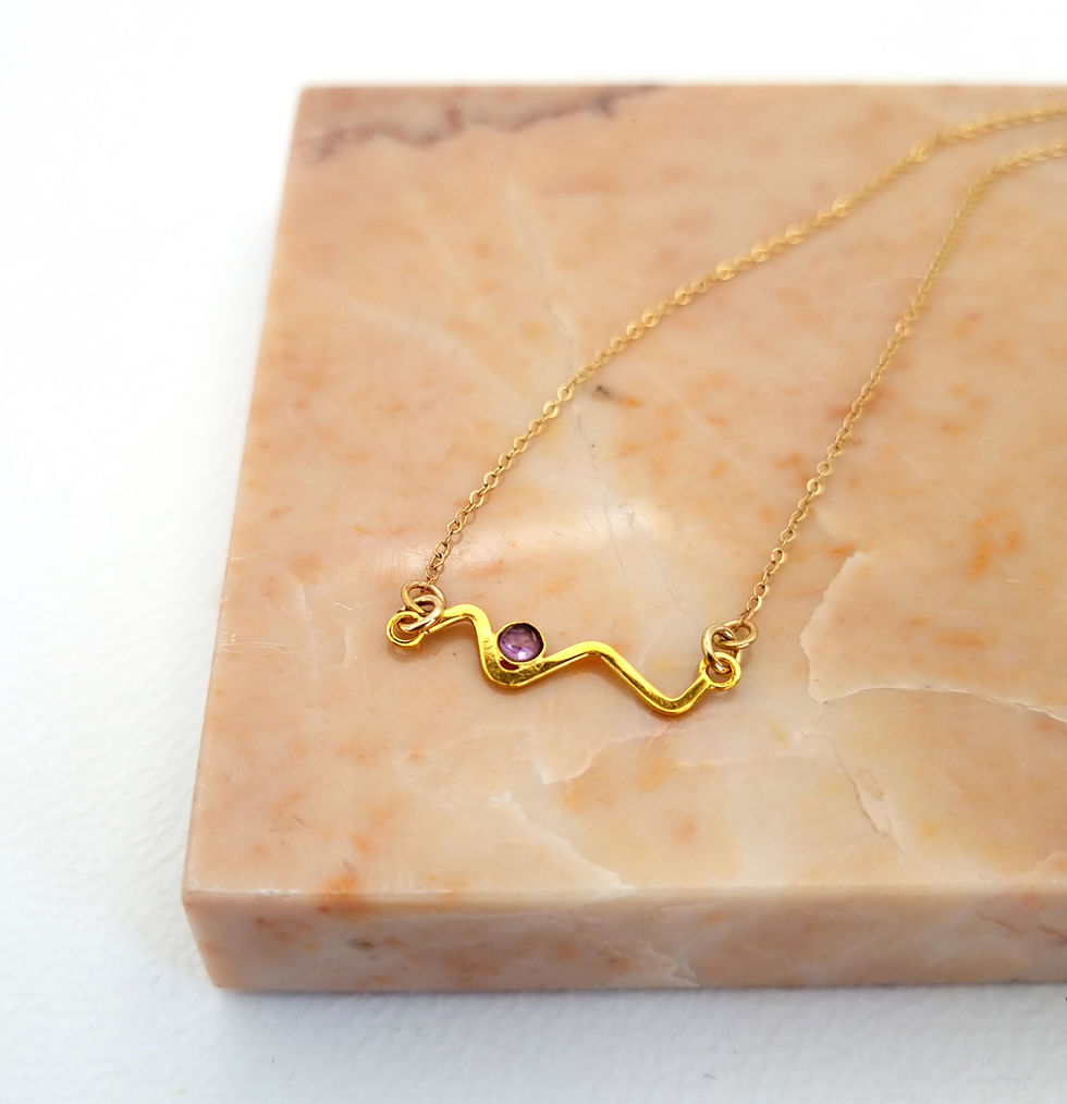 Thumbnail: Handgemaakte ketting Julia goud wave met amethist