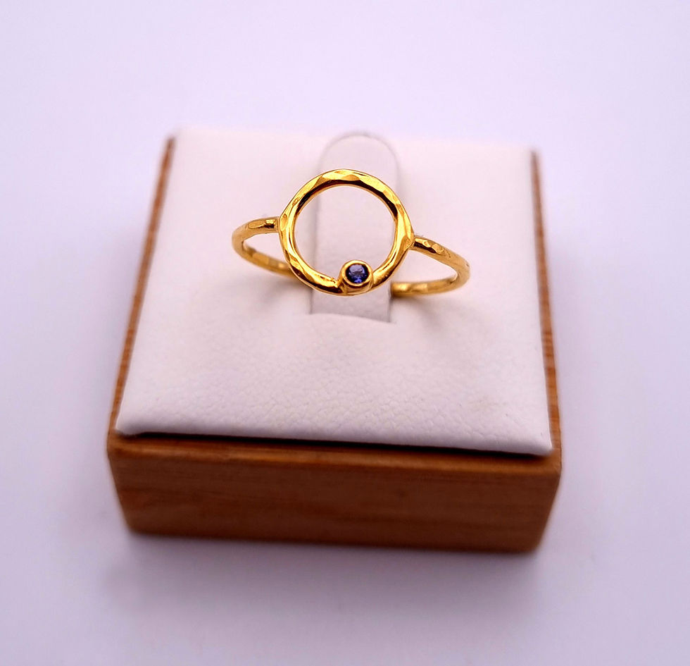 Thumbnail: Gehamerde ring Calma goud cirkel met ioliet