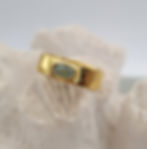 Brede, handgemaakte 18k vergulde gehamerde statement ring van zilver met ovale opaalsteen, luxe en minimalistisch ontwerp voo
