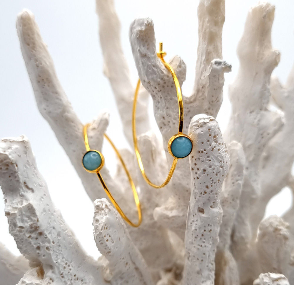 Gehamerde oorbellen Nomi goud met blauwe chalcedoon