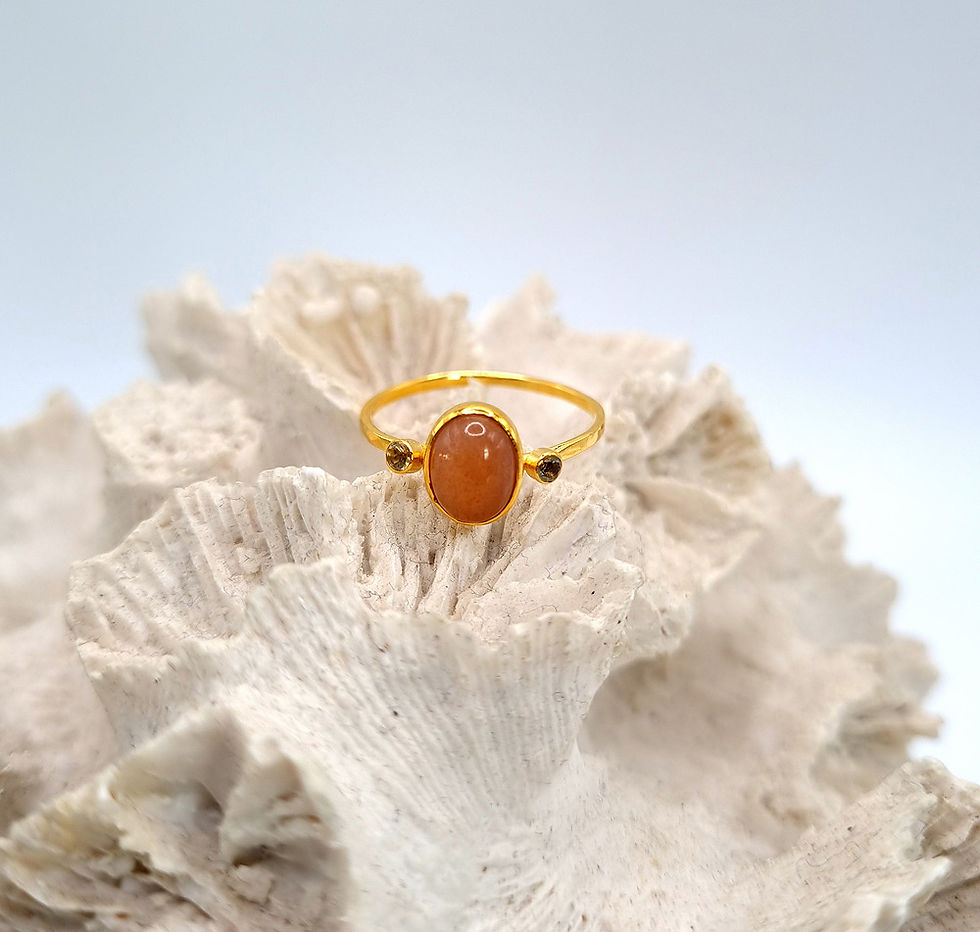Thumbnail: Handgemaakte Ring Janne goud gehamerd zonnesteen en peridot