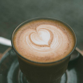 Sprekend Veronique. Of ik nu herdenk, vier of verbind, mijn focus ligt altijd op het creëren van betekenisvolle momenten. Met een cappuccino in de ochtend, een zonnebloem als inspiratie en een passie voor mensen en verhalen, zet ik mij in om elk moment speciaal en persoonlijk te maken.