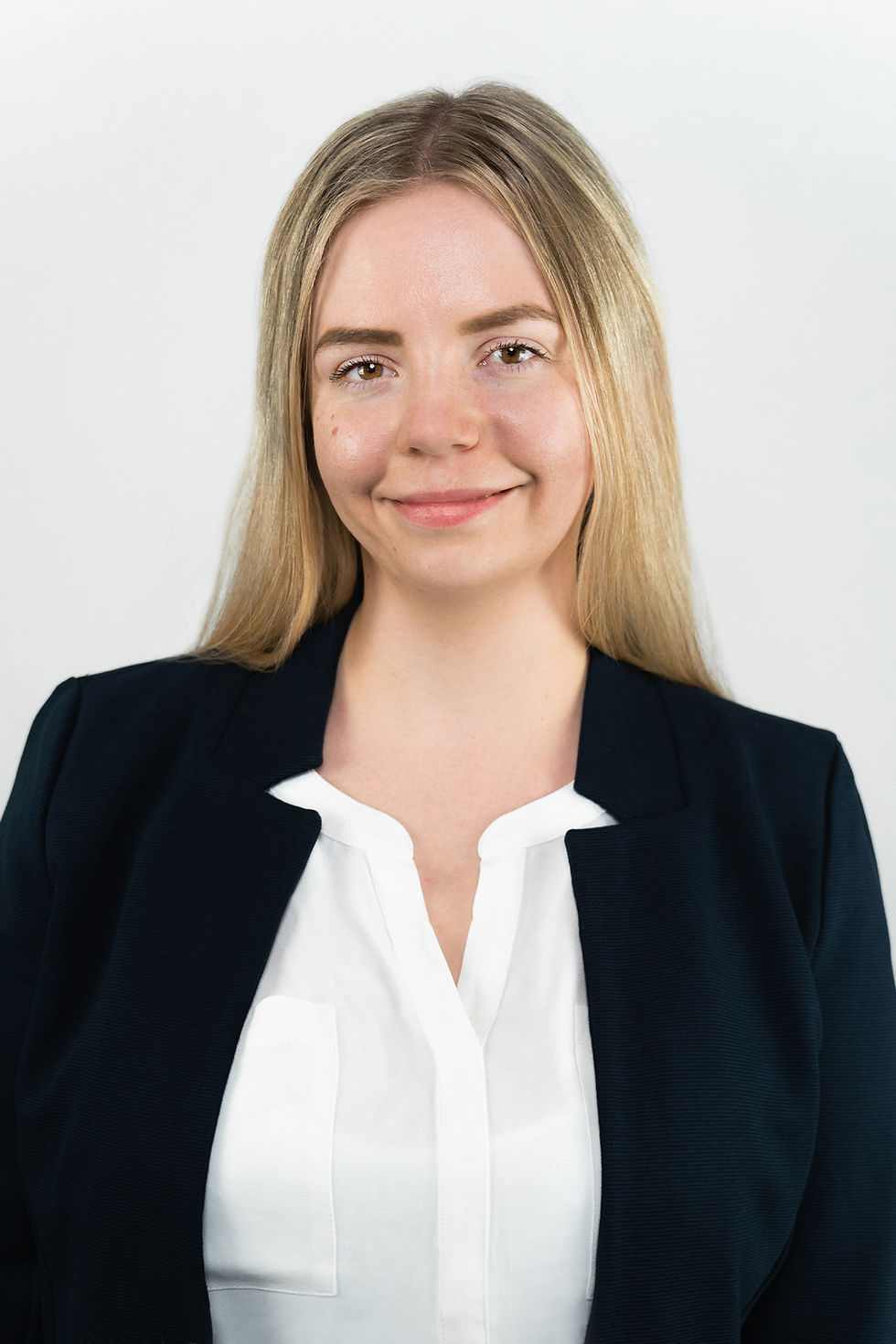Leila Immo Immobilienmaklerin in Salzgitter lächelt professionell