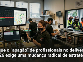 Imagem de ambiente interno de uma cozinha profissional de delivery, focada em gestão de alta performance. Ao centro, uma colaboradora utiliza um terminal de computador que exibe o software 'OD Monitor' com gráficos de dados operacionais e um mapa de entregas em tempo real. Ao fundo, uma equipe trabalha na montagem de pedidos com entregadores aguardando. No rodapé da imagem, o texto em destaque: 'Por que o apagão de profissionais no delivery em 2026 exige uma mudança radical de estratégia'