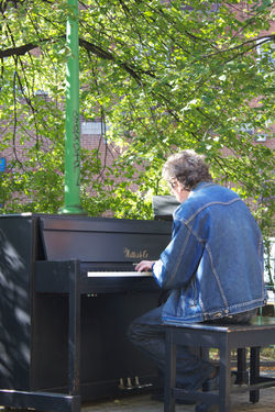 Jean testant le piano.jpg