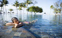 810x501_relaxingatthepooluse_copy6