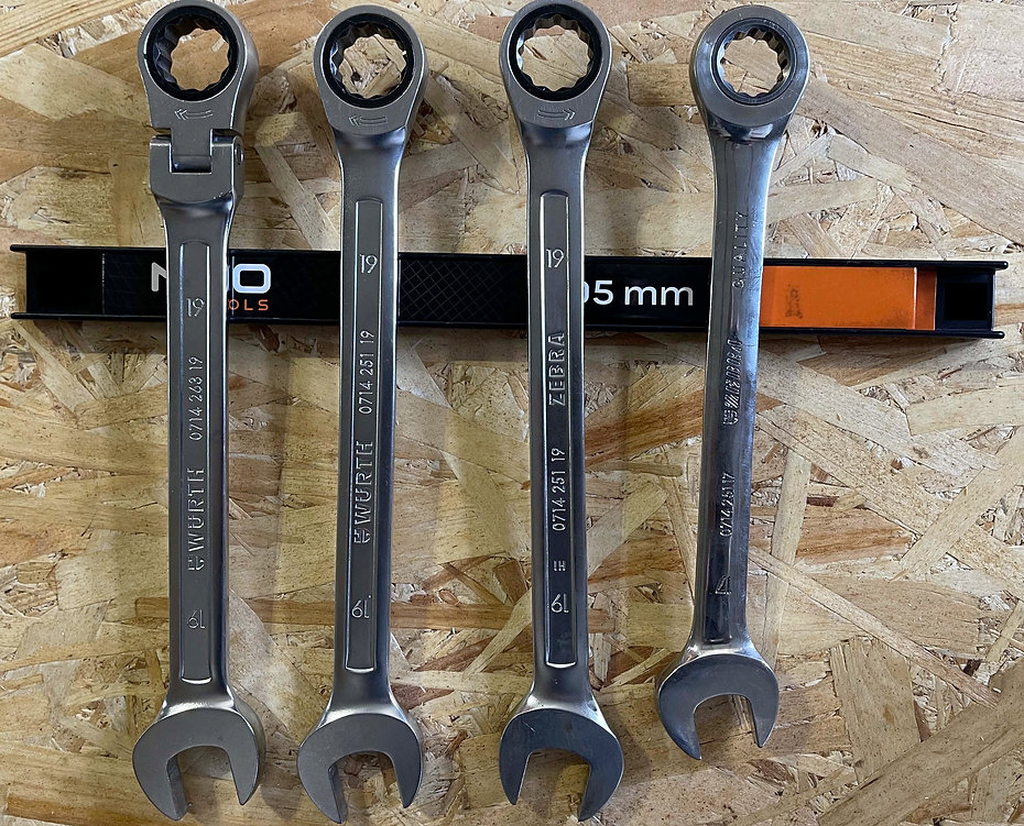 Suport magnetic pentru scule