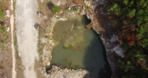 Dragado y desazolve en cenote natural ubicado en la Riviera Maya.