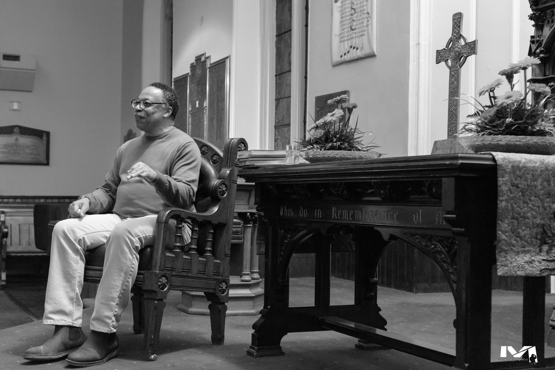 A portrait of a man sitting in a chair talking. Malingfoto.