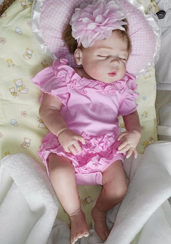 Bebê Reborn 55cm corpo inteiro em silicone olhos fechados Laila