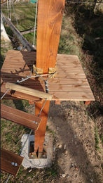 Parc des Aventuriers de Saint-Jean - Plate-forme de parcours aventure en construction  et connexions métalliques, en extérieur, ensoleillé