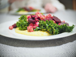 SAUTÉ DE TOFU ET BETTERAVES SUR KALE ET POLENTA