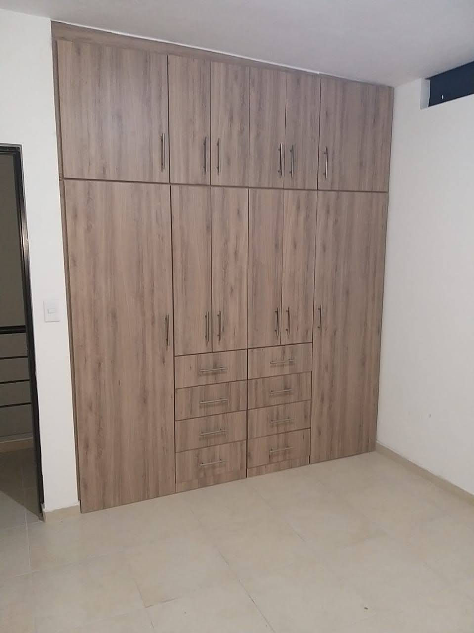 Miniatura: CLOSETS