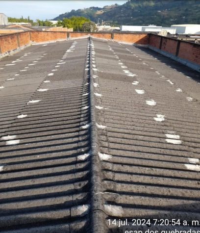 nstalación de cinta tapagoteras o cinta “flanche”, en esquinas y/o sitios de especial cuidado para l