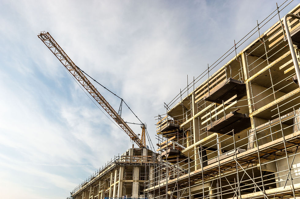 Canteiro de obras com guindaste e estrutura de edifício em construção, com foco em marketing para construtoras