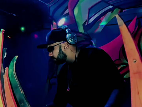 Existem batidas que ecoam além da pista. 🌀